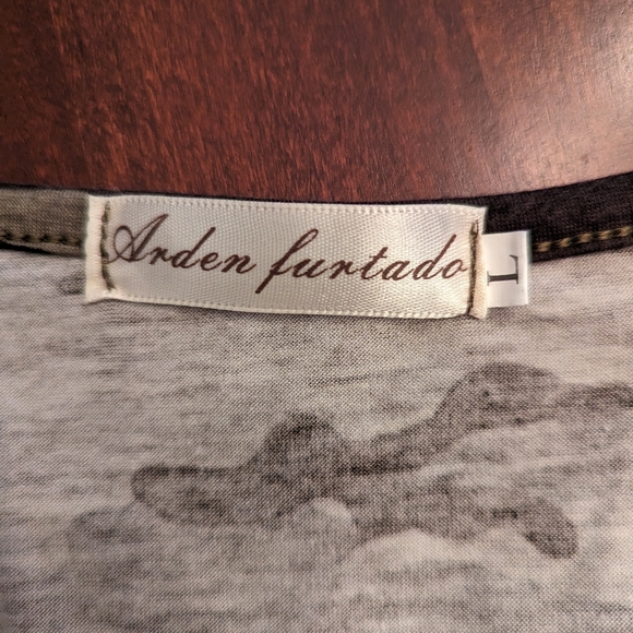 Arden Furtado camo top, size Large - Picture 5 of 5